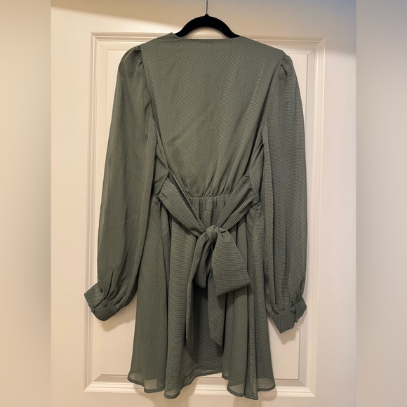 Express Green Long Sleeve Dress size small NWT - Picture 3 of 9